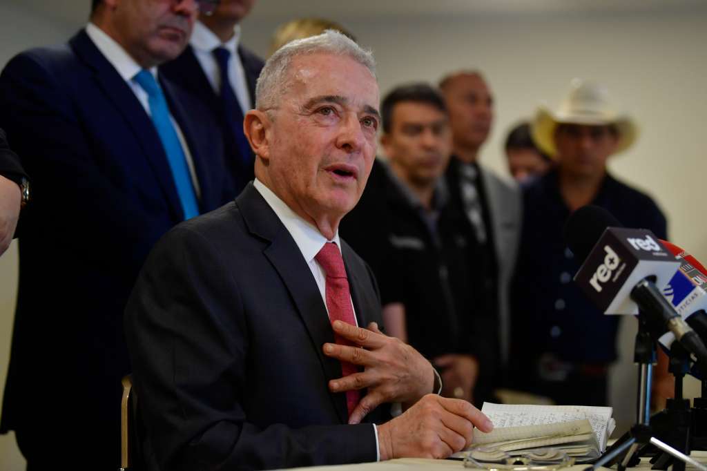 Expresidente y jefe del Centro Democrático se reunió en Bogotá con delegados de la Comisión Interamericana de Derechos Humanos (CIDH).