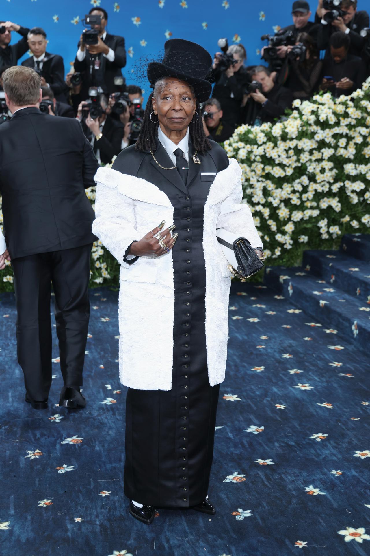 NEW YORK (United States), 06/05/2025.- Whoopi Goldberg poses on the red carpet for the 2025 Met Gala, the annual benefit for the Metropolitan Museum of Art's Costume Institute, in New York, New York, USA, 05 May 2025. The event coincides with the Met Costume Institute's spring 2025 exhibition ‘Superfine: Tailoring Black Style’ which will be on view from 10 May 2025 through 26 October 2025.  (Nueva York) EFE/EPA/JUSTIN LANE
