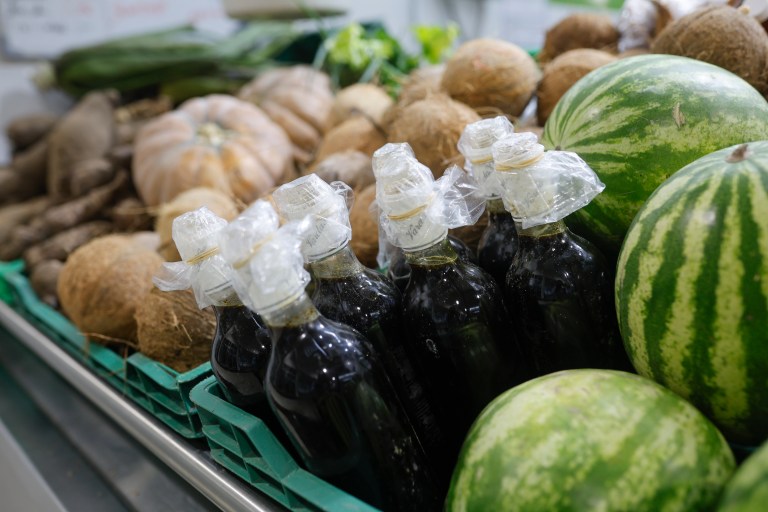 La ‘Cyclospora’ se propaga por heces humanas. ¿Cómo llegó a tantos alimentos en EE.UU?