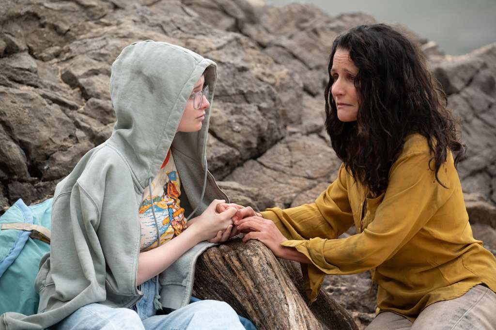 Lola Petticrew y Julia Louis-Dreyfus protagonizan “Tuesday: Abrazando la vida”.