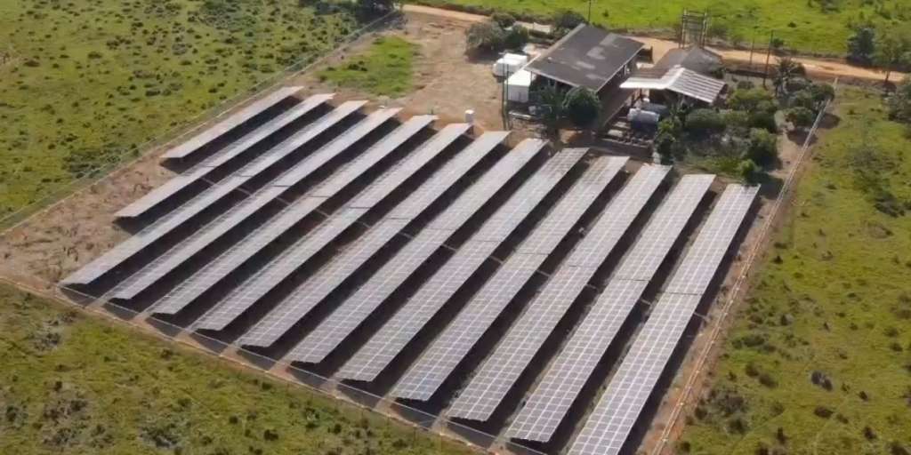 Imagen aérea del recientemente inaugurado parque solar de Miraflores, Guaviare, que hará parte de una central híbrida.