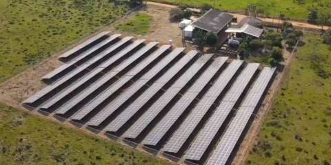 Inauguran la central híbrida de Miraflores, que funciona con energía solar y diésel
