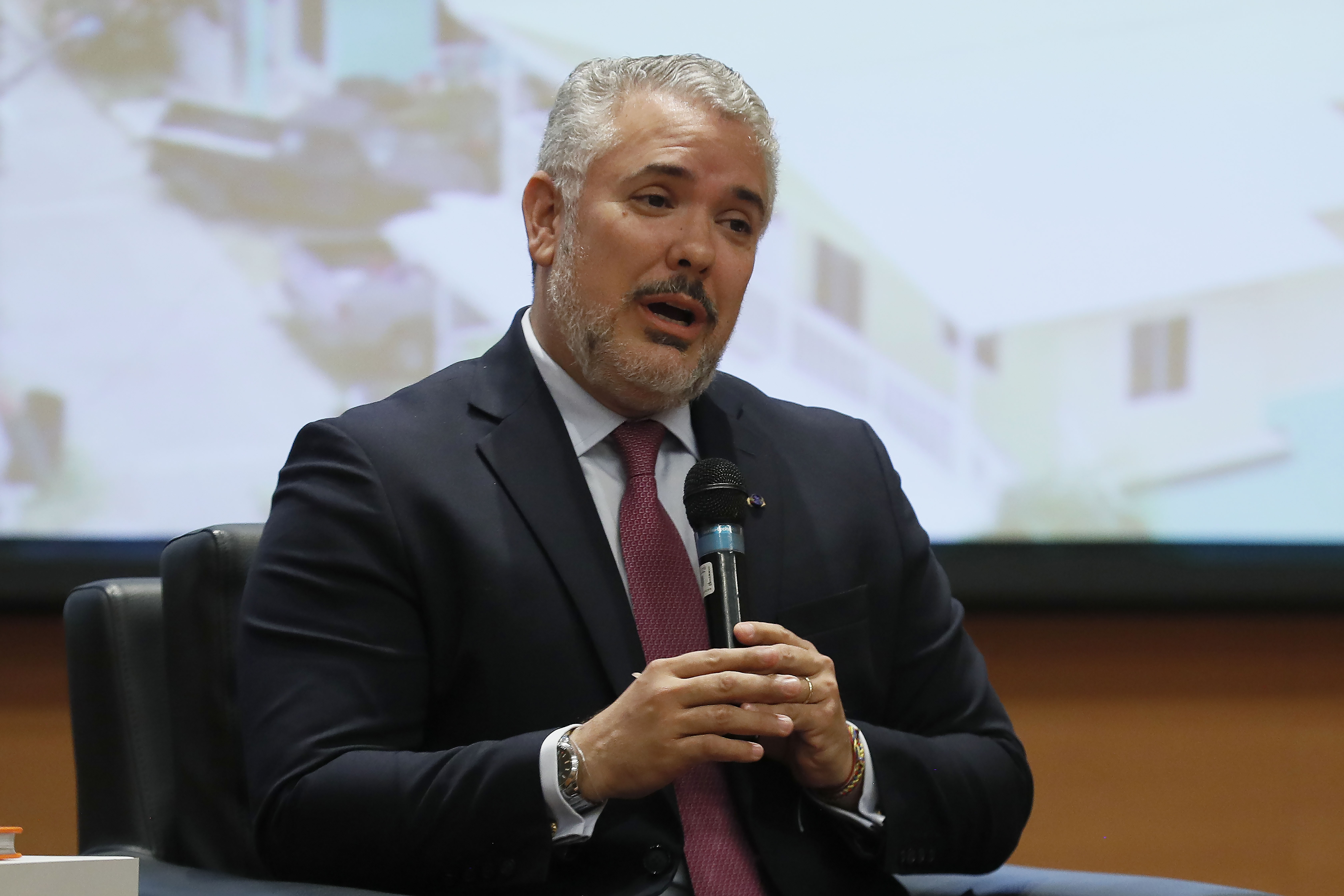 BOG400. BOGOTÁ (COLOMBIA), 22/11/2022.- El expresidente de Colombia Iván Duque habla durante un conversatorio en el lanzamiento del libro "Duque, su Presidencia 2018-2022", hoy en la universidad Santo Tomás de Bogotá (Colombia). El expresidente colombiano Iván Duque afirmó este martes que las víctimas de todo tipo de la guerrilla del Ejército de Liberación Nacional (ELN) deben estar representadas en los diálogos de paz que fueron reiniciados la víspera en Caracas por el Gobierno de Gustavo Petro. "A mí me parece importante que la sociedad colombiana esté presente (...) y aquí tienen que estar presentes las víctimas", dijo Duque en Bogotá, donde presentó un libro sobre los cuatro años de su Presidencia. EFE/Carlos Ortega