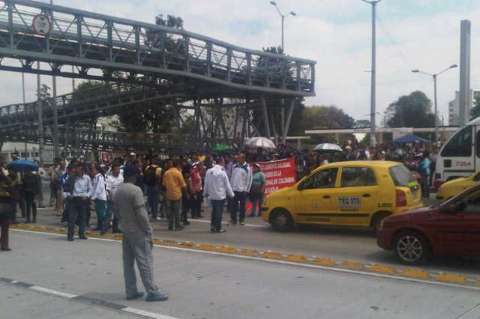 Trabajadores de Universidad Nacional bloquearon la calle 26
