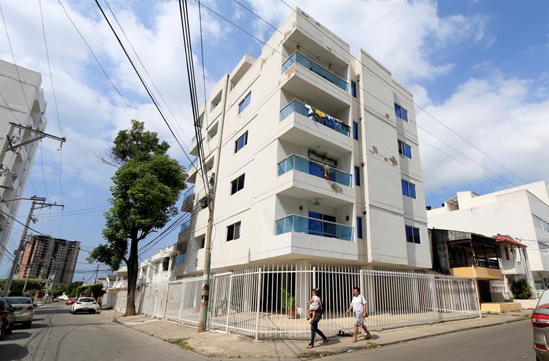 Personas caminan frente a uno de los 16 edificios que el alcalde encargado de Cartagena, Sergio Londoño, ordenó desalojar luego que un estudio de la Universidad de Cartagena determinara que estas edificaciones están en riesgo de colapso. / EFE