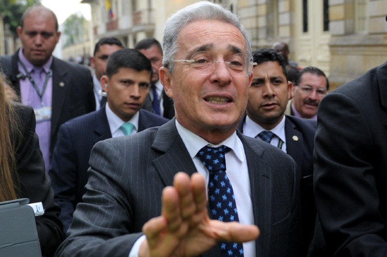 Álvaro Uribe y el fantasma del paramilitarismo, que no deja de rondarlo