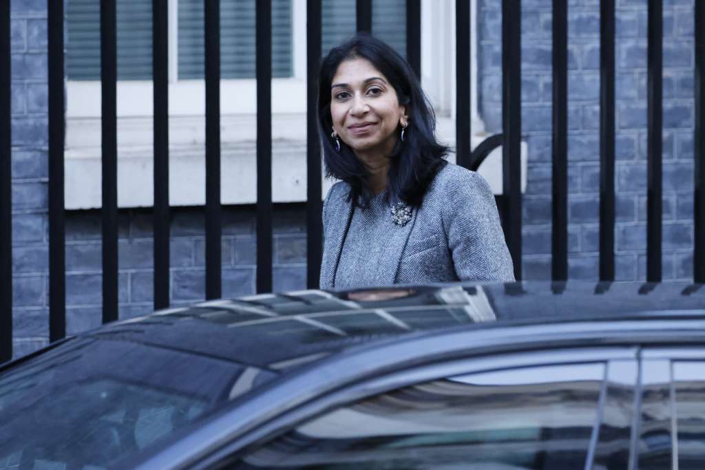 London (United Kingdom), 18/10/2022.- British Home Secretary Suella Braverman arrives for a cabinet meeting in Downing Street, London, Britain, 18 October 2022. The meeting is chaired by Prime Minister Liz Truss. (Reino Unido, Londres) EFE/EPA/TOLGA AKMEN