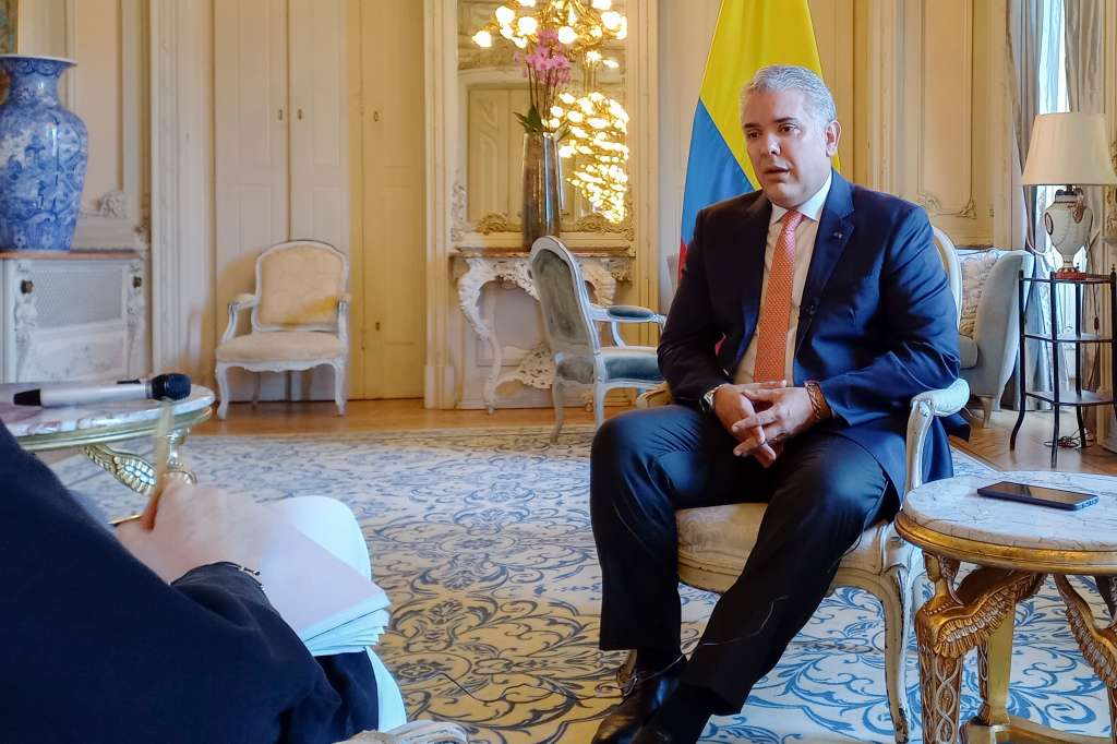 LISBOA (PORTUGAL), 28/06/2022.- El presidente de Colombia, Iván Duque, mantiene una entrevista con la Agencia Efe en un hotel de Lisboa. "No hay asesinatos de derecha ni de izquierda" afirmó hoy el presidente de Colombia, Iván Duque, donde confió en que el informe final de la Comisión de la Verdad no sea "un informe de posverdad". EFE/ Brian Bujalance