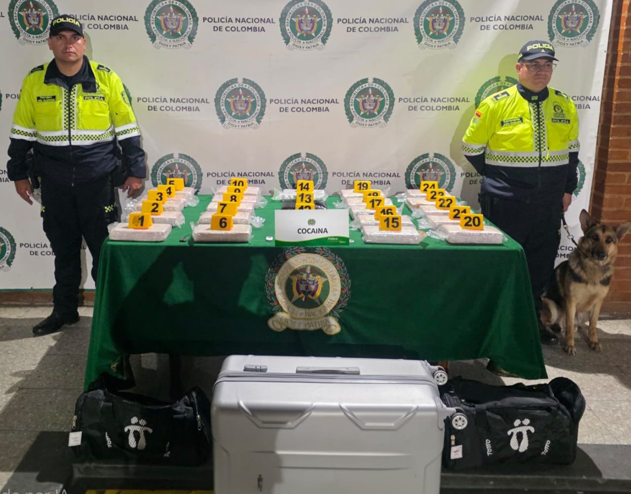 Las autoridades hallaron 28 kilos de cocaína en una maleta abandonada que, al parecer, iba para el exterior.