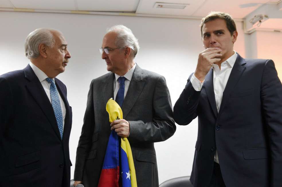 El alcalde metropolitano de Caracas y opositor venezolano, Antonio Ledezma (c), conversa con el expresidente colombiano Andrés Pastrana (i), en presencia del presidente de Ciudadanos, Albert Rivera (d), momentos antes de la rueda de prensa que ofreció este lunes en Madrid. / EFE
