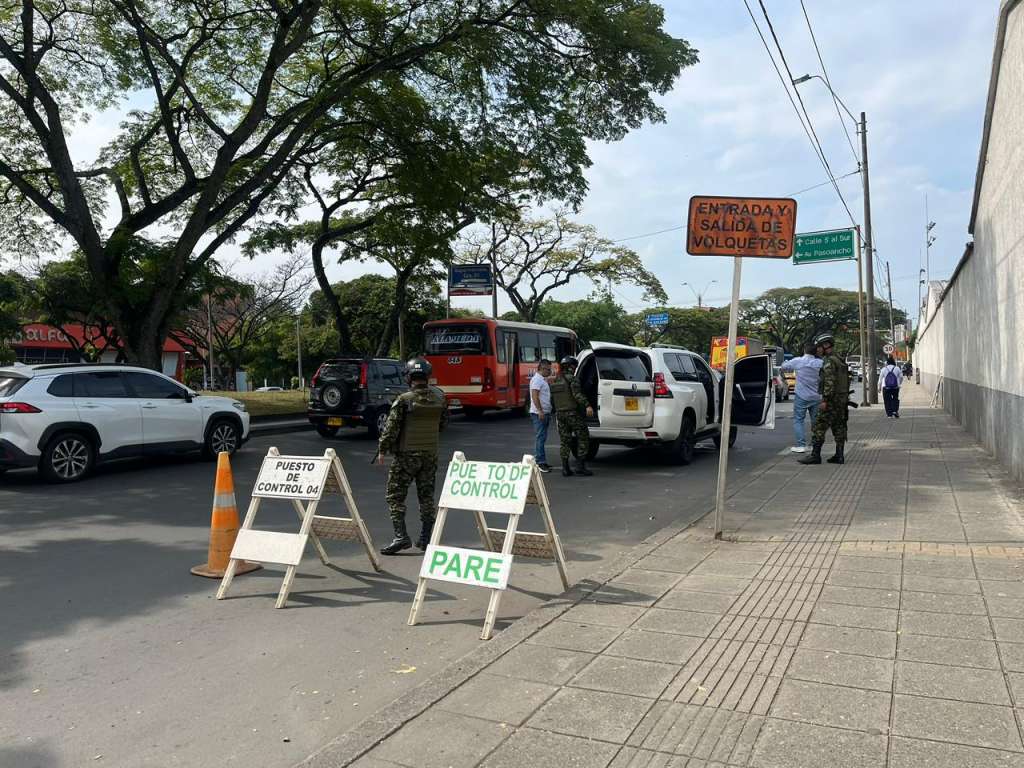 En zonas cercanas al batallón Pichincha, la presencia de las autoridades y los controles a vehículos se intensificaron tras los recientes atentados.