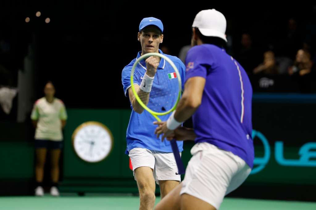 MÁLAGA, 21/11/2024.- El tenista italiano Jannick Sinner (izda) y su compañero Matteo Berrettini celebran un punto conseguido en el partido de dobles de cuartos de final de la Copa Davis de tenis que disputan ante los argentinos Máximo González y Andrés Molteni, disputado hoy jueves en el Pabellón José María Martín Carpena de Málaga. EFE/Jorge Zapata