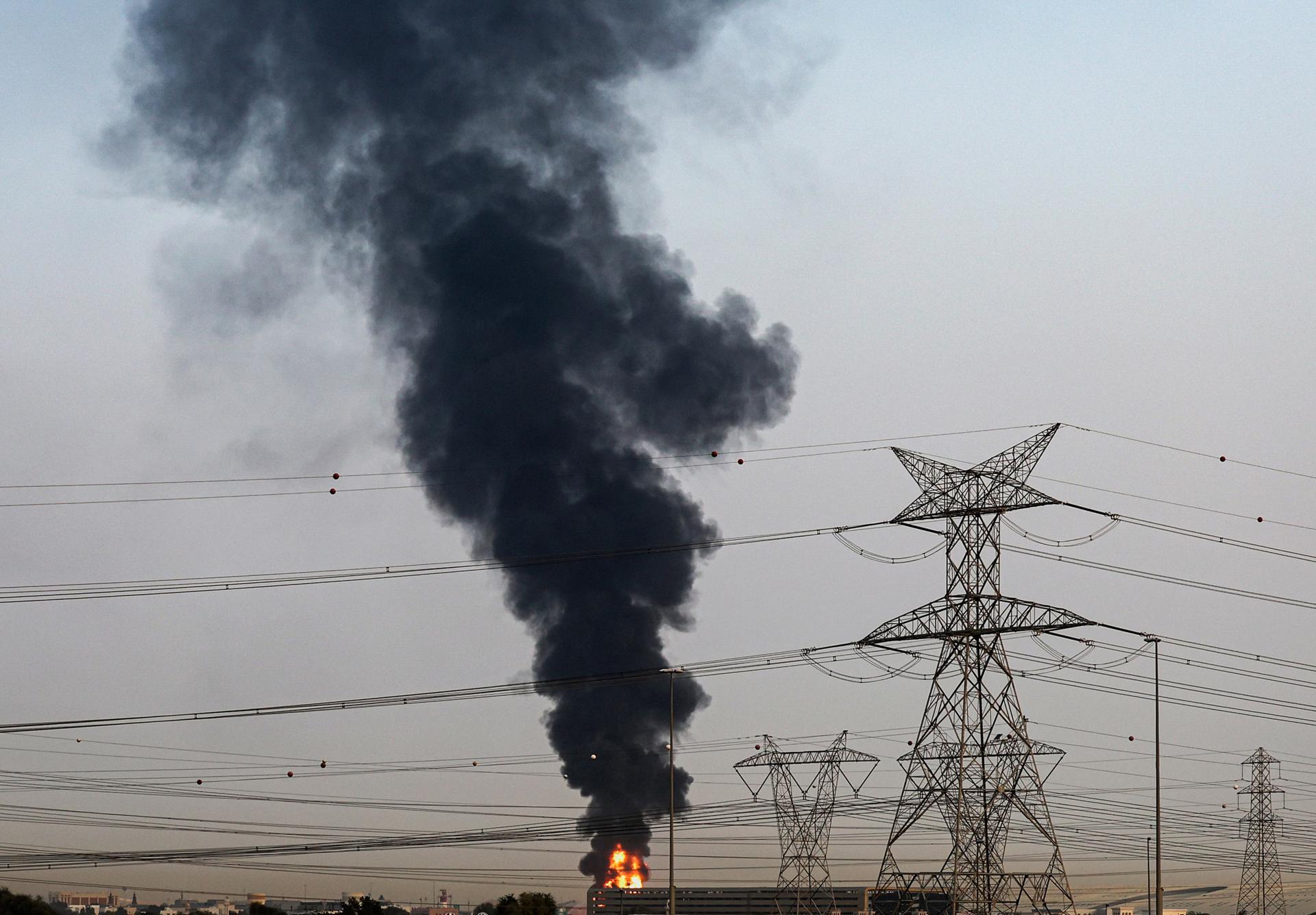 Dubai (United Arab Emirates), 16/03/2026.- Smoke rises from an area near Dubai International Airport (DXB) in Dubai, United Arab Emirates, 16 March 2026, amid the US-Israel conflict with Iran. The Dubai Media Office reported a 'drone incident' in the vicinity of the airport that affected a fuel tank, igniting a large fire. Authorities temporarily suspended all flights at the airport as a precautionary measure; no injuries have been reported. Civil defense teams successfully contained the fire by morning. (Emiratos Árabes Unidos) EFE/EPA/STRINGER