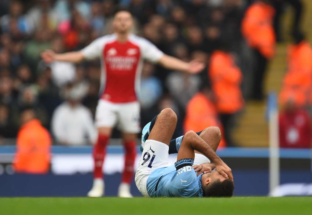 Manchester (United Kingdom), 22/09/2024.- Manchester City's Rodri on the ground during the English Premier League match between Manchester City and Arsenal in Manchester, Britain, 22 September 2024. (Reino Unido) EFE/EPA/PETER POWELL EDITORIAL USE ONLY. No use with unauthorized audio, video, data, fixture lists, club/league logos, 'live' services or NFTs. Online in-match use limited to 120 images, no video emulation. No use in betting, games or single club/league/player publications.