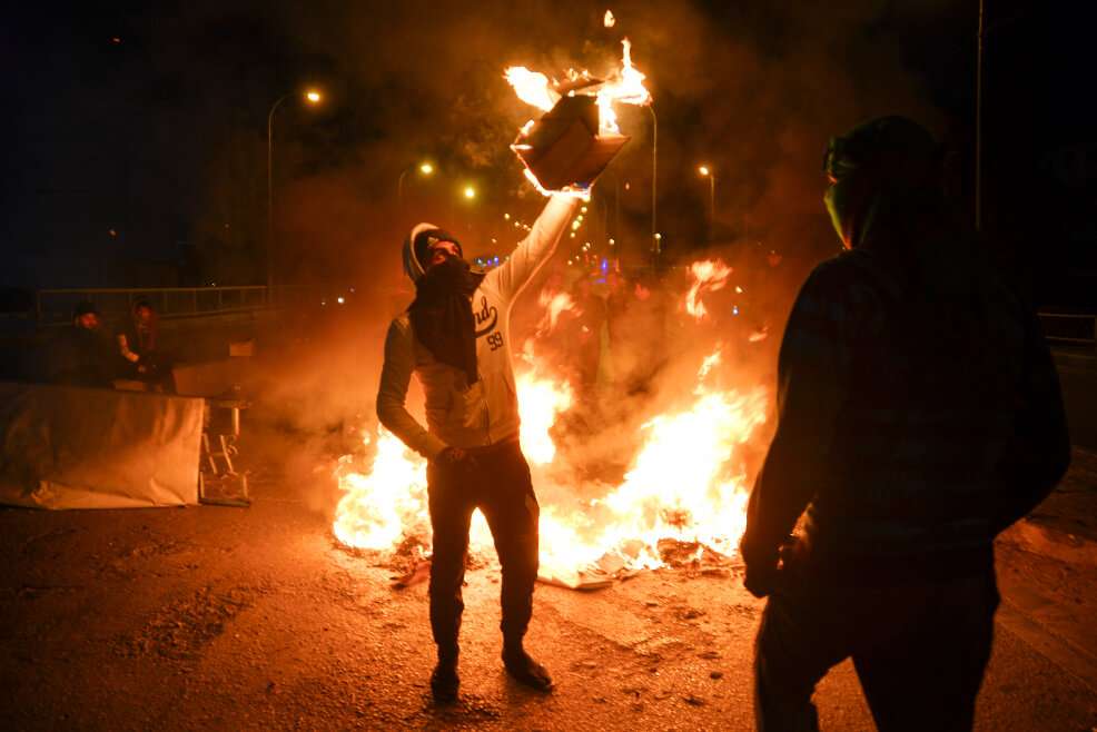 Al menos ocho personas murieron este jueves por la noche durante el bombardeo de un convoy en el aeropuerto de Bagdad. / AFP