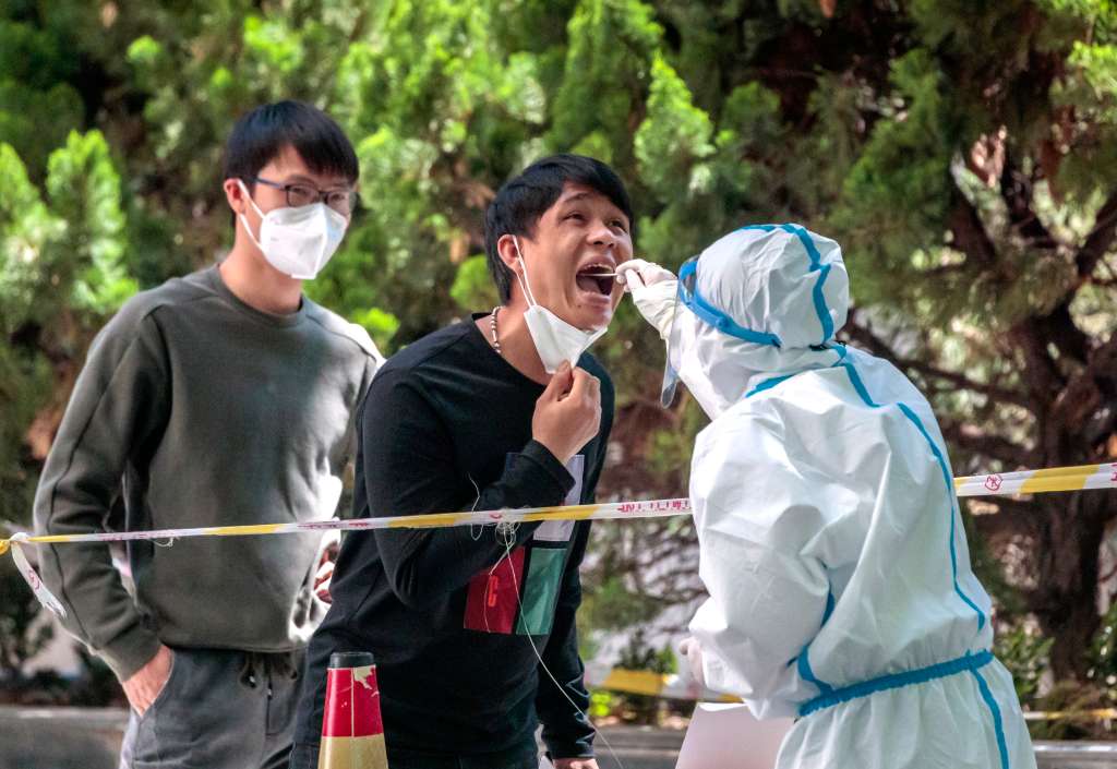 Shanghai (China), 05/05/2022.- A man takes coronavirus test on the street amid the ongoing Covid-19 lockdown in Shanghai, China, 05 May 2022. Shanghai city reported 13 COVID-19 deaths, 261 locally transmitted cases, and 4.390 local asymptomatic infections, according to the Shanghai Health Commission on 5 May 2022. EFE/EPA/ALEX PLAVEVSKI
