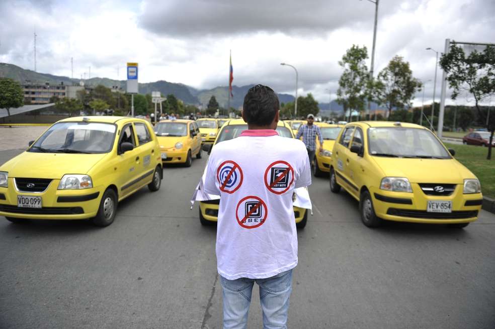El proyecto busca crear un servicio de transporte privado que pueda ser intermediado por plataformas tecnológicas como Uber. / Gustavo Torrijos - El Espectador.