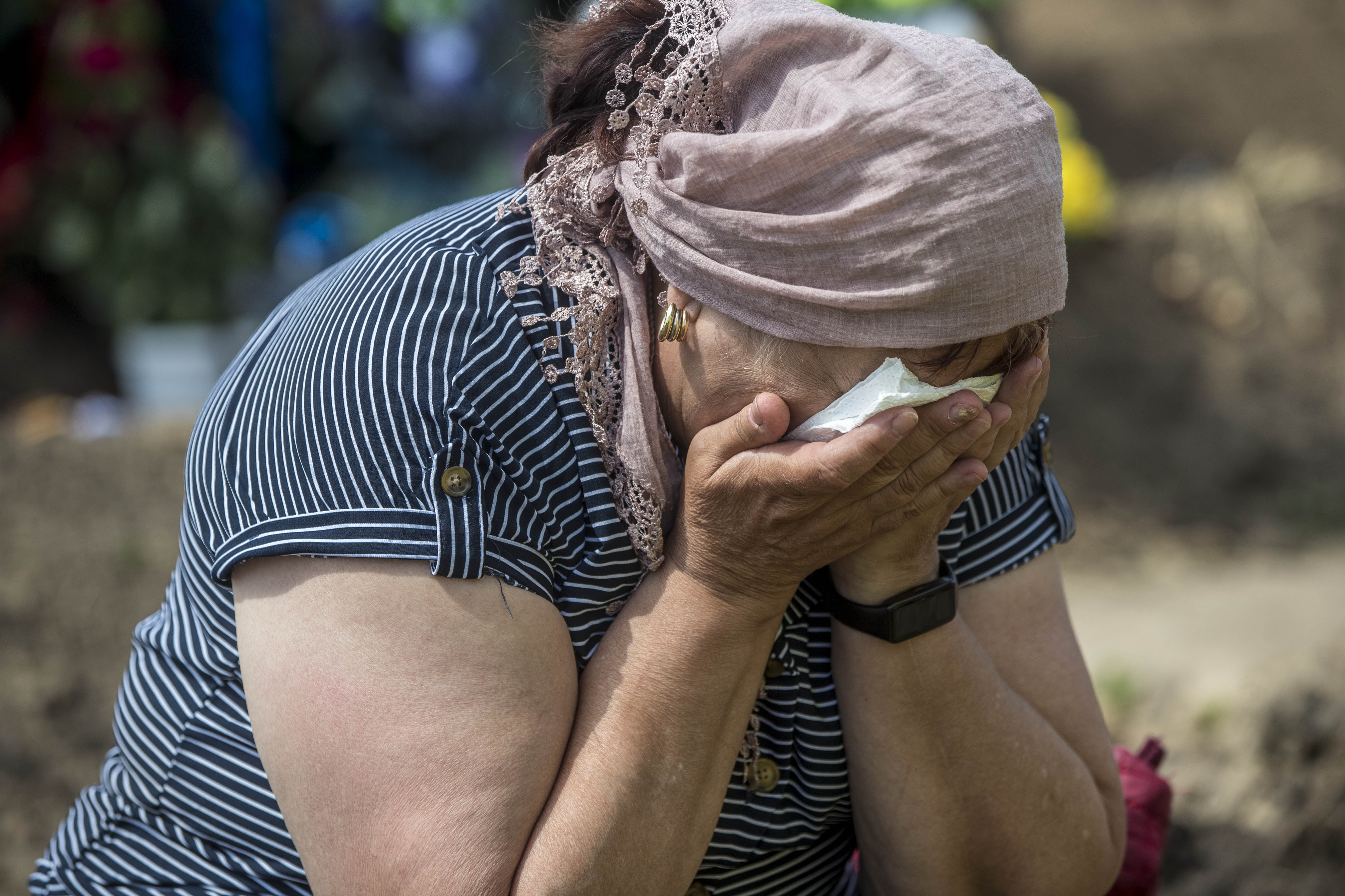 AME4605. DNIPRO (UCRANIA), 04/06/2022.- Una mujer llora hoy frente a la tumba de su hijo en el cementerio de Dnipro (Ucrania). El hijo era un soldado ucraniano que murió hace dos semanas en el frente de batalla contra Rusia. La invasión rusa a Ucrania completa ya más de 100 días y cada día mueren decenas de soldados ucranianos, según el Gobierno de Volodímir Zelenski. EFE/Esteban Biba