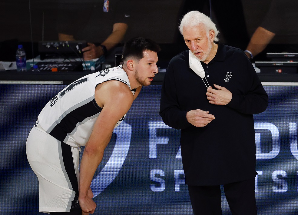 El entrenador Gregg Popovich (derecha) guió al equipo de San Antonio durante 24 años y consiguió cinco anillos.