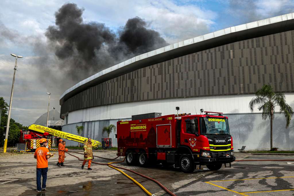 AME1097. RÍO DE JANEIRO (BRASIL), 08/04/2026.- Fotografía que muestra bomberos apagando un incendio este miércoles en el Velódromo del Parque Olímpico, en Río de Janeiro (Brasil). EFE/ Antonio Lacerda
