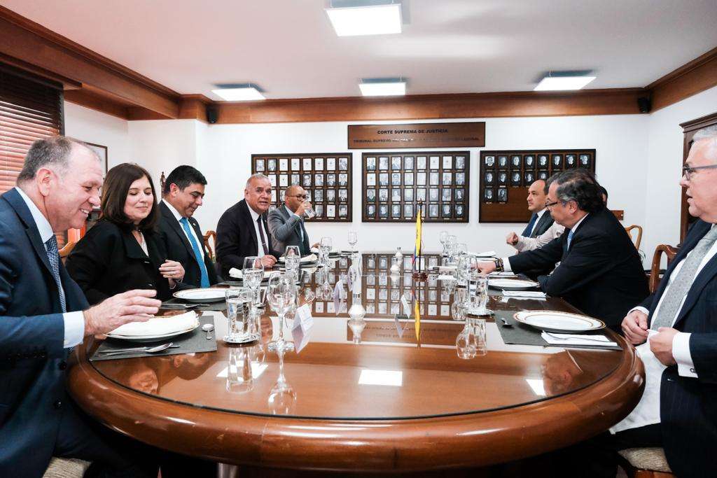 Luego de la tormenta política desatada el viernes pasado cuando el mandatario aseguró que como jefe de Estado, era también el jefe del fiscal general, el presidente Gustavo Petro y las Altas Cortes se reunieron este martes en Bogotá.