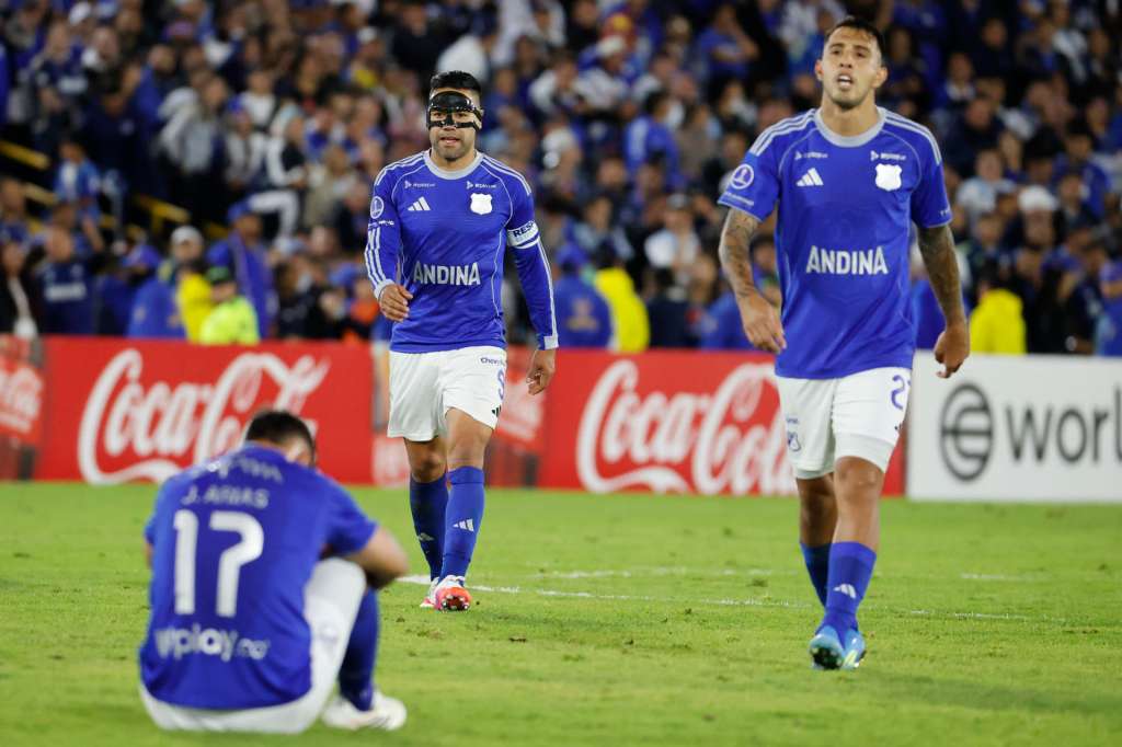 Jugadores de Millonarios se lamentan al perder un partido de la Copa Sudamericana 2026 contra O'Higgins en el estadio Nemesio Camacho El Campín de Bogotá, Colombia.