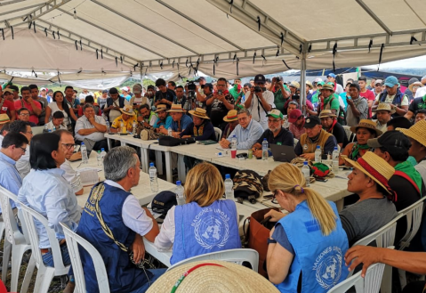 Foto de indígenas y Pablo Catatumbo publicada por Lafaurie no es del Paro Nacional 2021