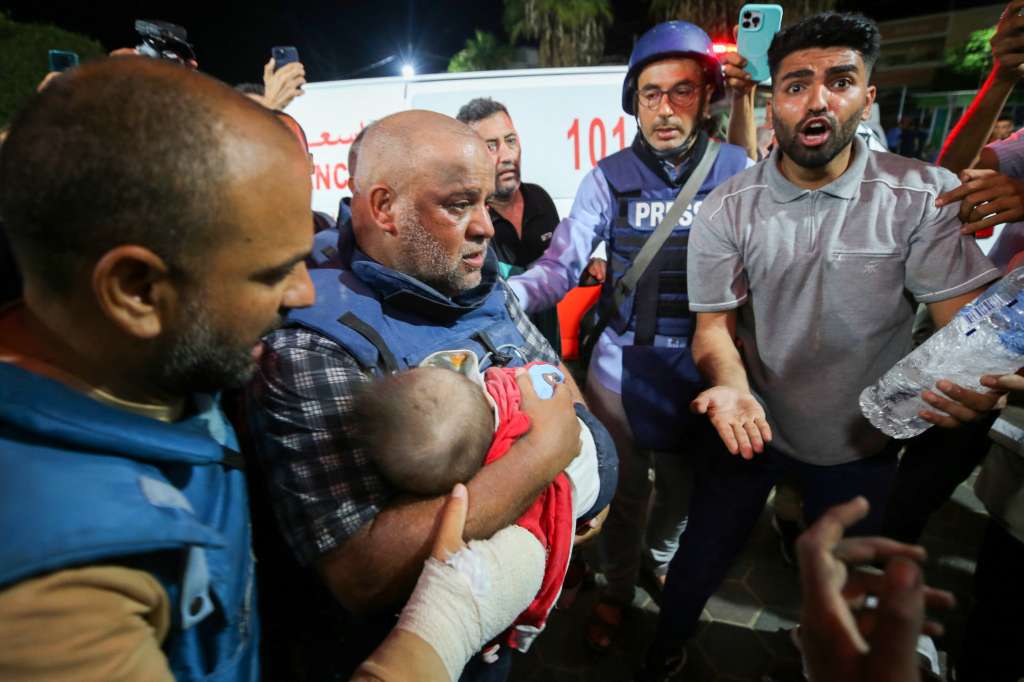Los periodistas trabajan con el mismo miedo de que le pase algo a sus familiares. El Al Jazeera anunció que la esposa, el hijo y la hija de su principal corresponsal en Gaza, Wael al Dahdhou, quien aparece en la foto, habían muerto “en un bombardeo israelí”.