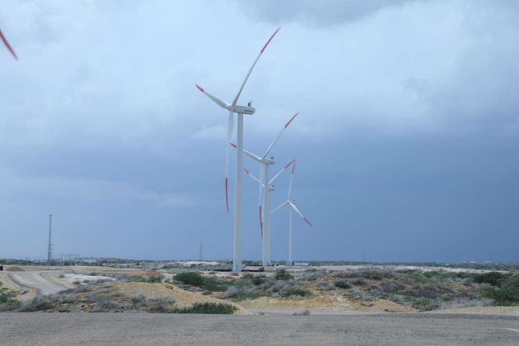 Tan solo en La Guajira, la velocidad del viento duplica al valor medio a nivel mundial y la radiación es un 60 % más alta que el promedio global.