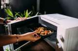 Estos son los alimentos que no se deberían cocinar en el horno microondas