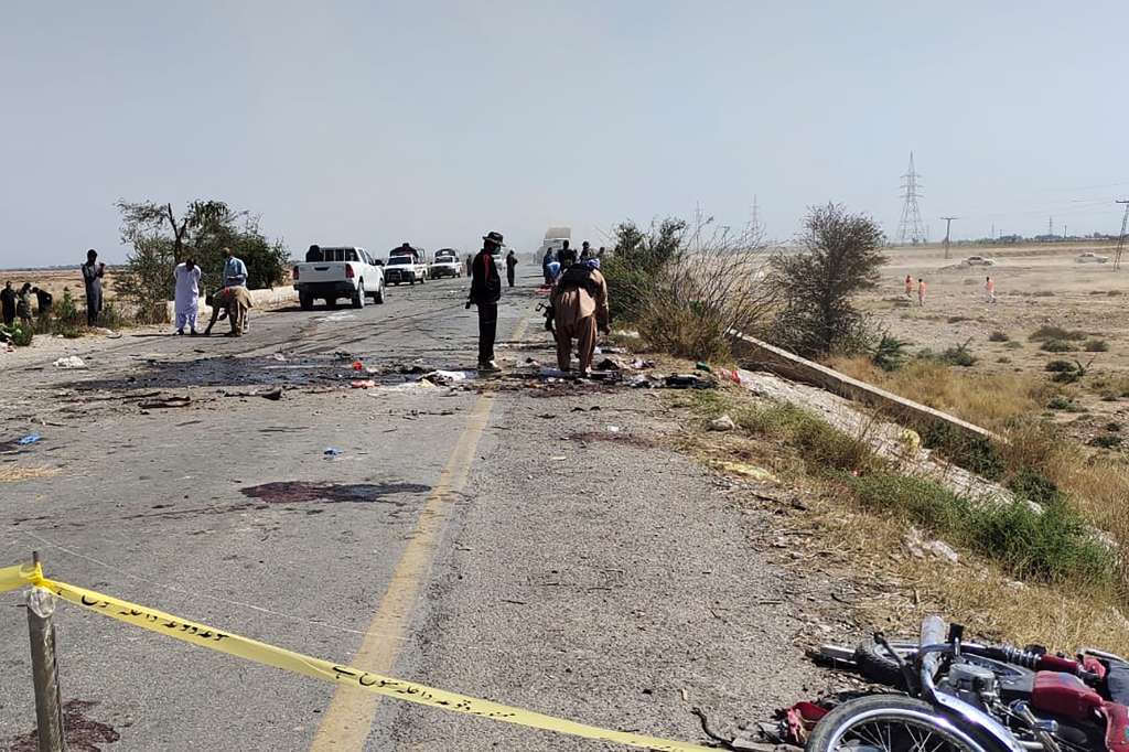 Sitio del atentado suicida cerca de Dhadar, en Pakistán.