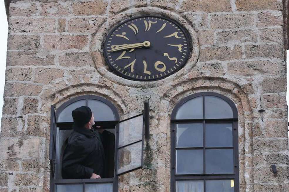 Mensur Zlatar, un hombre bosnio de 71 años, lleva 50 años ajustando el único reloj lunar público del mundo, en la torre de Sahat-Kula, en Sarajevo. / Mustafa Öztürk - Agencia Anadolu