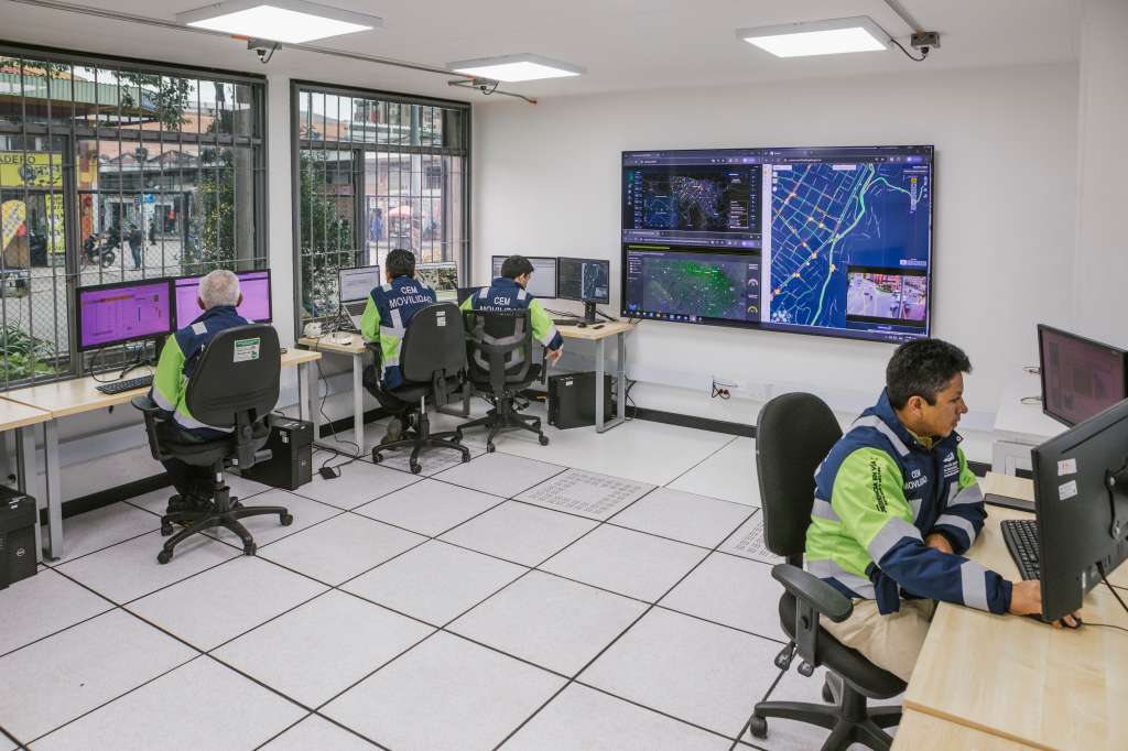 Funcionarios del laboratorio estudian la información obtenida en tiempo real de la ciudad para mejorar la frecuencia de los semáforos.
