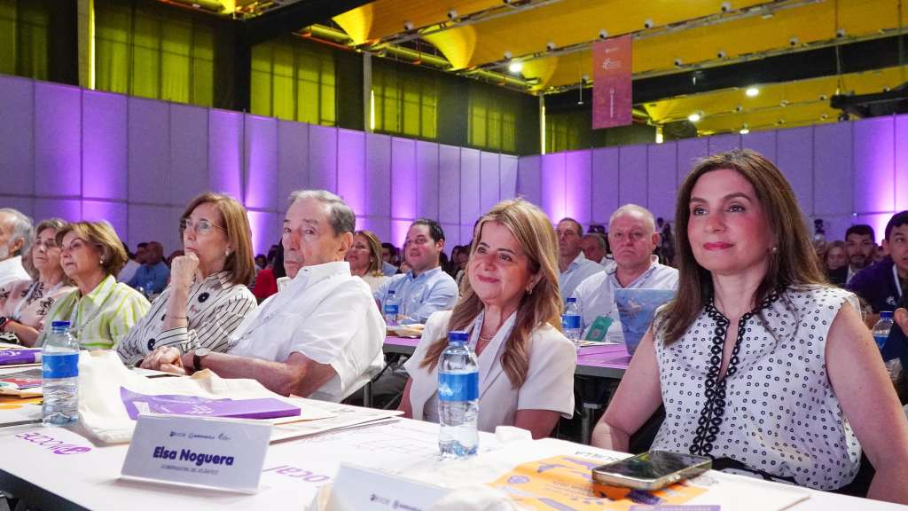 Entre los asistentes al foro estuvieron dirigentes, empresarios, académicos y la ciudadanía. En la foto, en primera fila: María Mercedes De la Espriella, Fuad Char Abdala, la exgobernadora y exministra Elsa Noguera, y la primera dama de Barranquilla, Katia Nule.