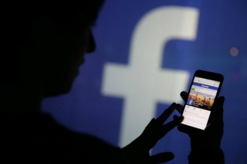 una persona pasa 1/16 de su tiempo de vigilia en este mundo virtual de Facebook. / Bloomberg