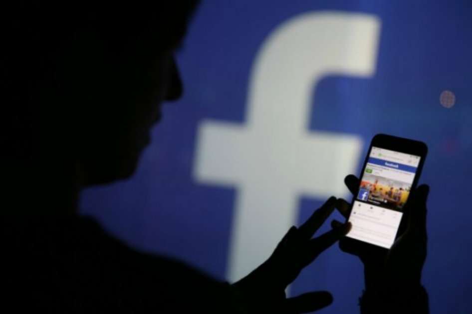 una persona pasa 1/16 de su tiempo de vigilia en este mundo virtual de Facebook. / Bloomberg