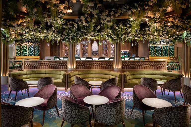 The Bayou es un lounge informal inspirado en Nueva Orleans y en toda la magia de la película "La princesa y el sapo". Es perfecto para probar innovadores cocteles, cafés especiales y los famosos "beignets" (Buñuelos típicos de Louisiana), en un ambiente animado con entretenimiento en vivo.