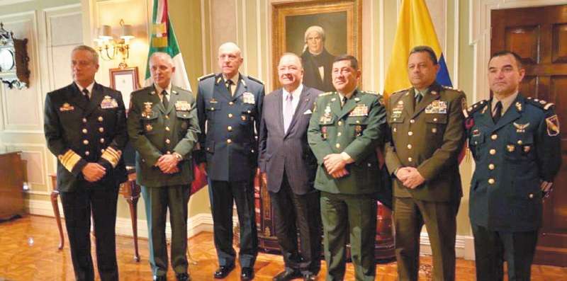 Aquí se observa a Salvador Cienfuegos a la derecha de Luis Carlos Villegas y junto a los comandantes colombianos. / Foto de archivo del Ministerio de Defensa