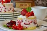 ¿Cómo preparar una esponjosa torta de frutos rojos?