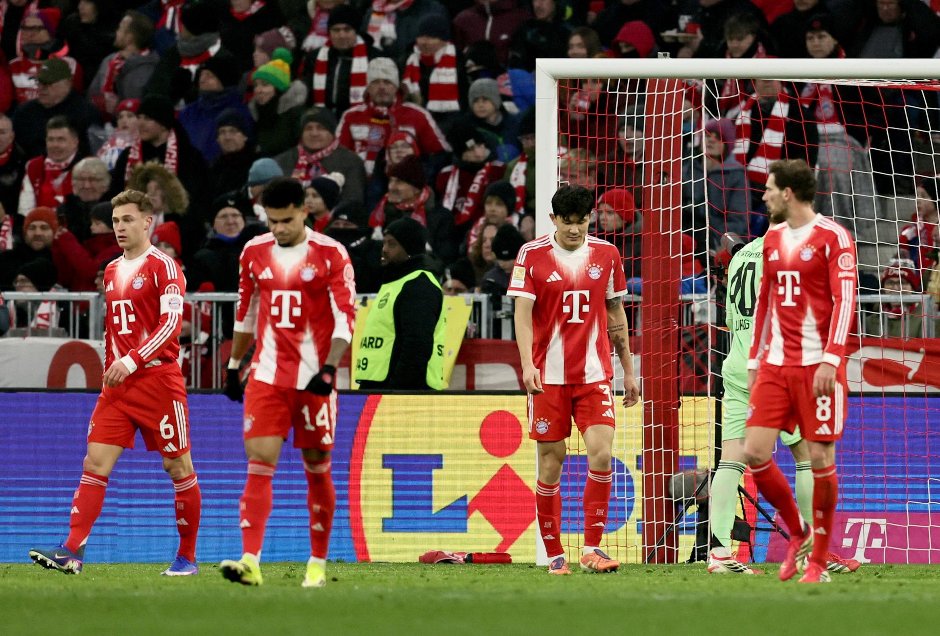 MUNICH (Germany), 24/01/2026.- Players of Munich walk after conceding a goal during the German Bundesliga soccer match between FC Bayern Munich and FC Augsburg in Munich, Germany, 24 January 2026. (Alemania) EFE/EPA/RONALD WITTEK CONDITIONS - ATTENTION: The DFL regulations prohibit any use of photographs as image sequences and/or quasi-video.
