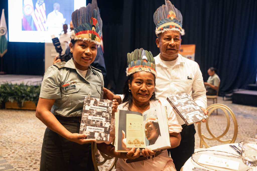 Con orgullo, la Patrullera Grecia Menitofe comparte con sus padres, quiénes desde Leticia asisten al evento del lanzamiento del libro que incluye su historia.
