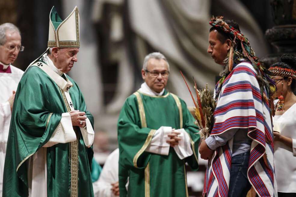 El Papa Francisco en la clausura del sínodo en la Basílica de San Pedro. / AFP