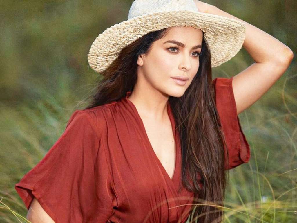 Danna García cafe