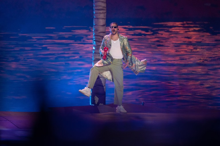 Video: Pantalón de Bad Bunny le jugó una mala pasada en pleno concierto de México