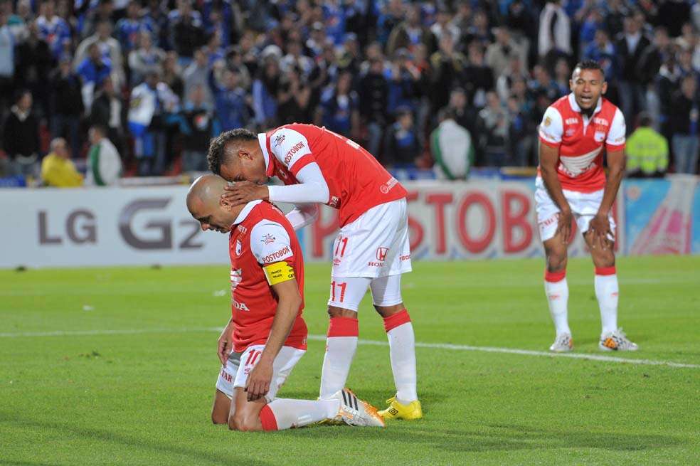 Ómar Pérez, animado por Wílder Medina, marcó el gol del triunfo cardenal ante Millonarios, en El Campín. / Cristian Garavito
