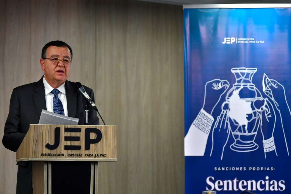 Magistrado, presidente de la Jurisdicción Especial para la Paz (JEP), durante la emisión de la primera sentencia condenatoria por el caso 01 (secuestros), contra la última línea del Secretariado de la antigua guerrilla de las Farc.