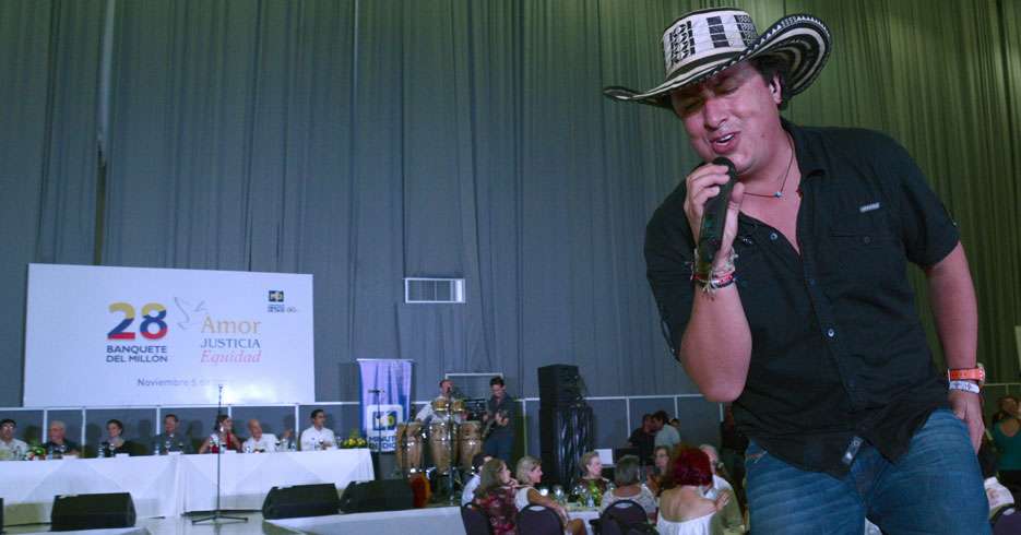 Mauricio y Palo de Agua puso a bailar a las reinas en el Banquete del Millón