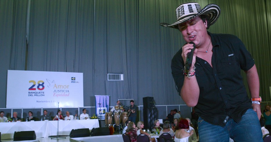 Mauricio y Palo de Agua puso a bailar a las reinas en el Banquete del Millón