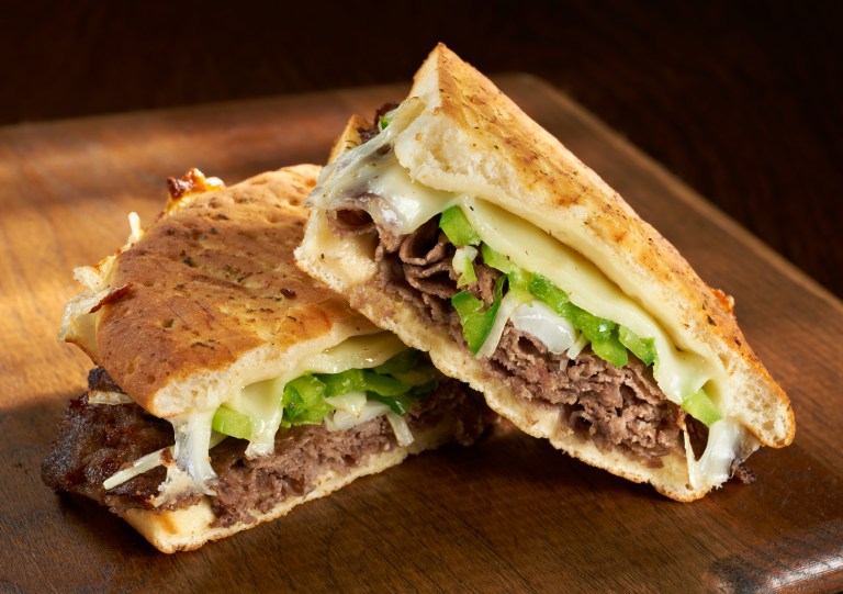 Fácil y práctico: receta para preparar sándwich con carne desmechada