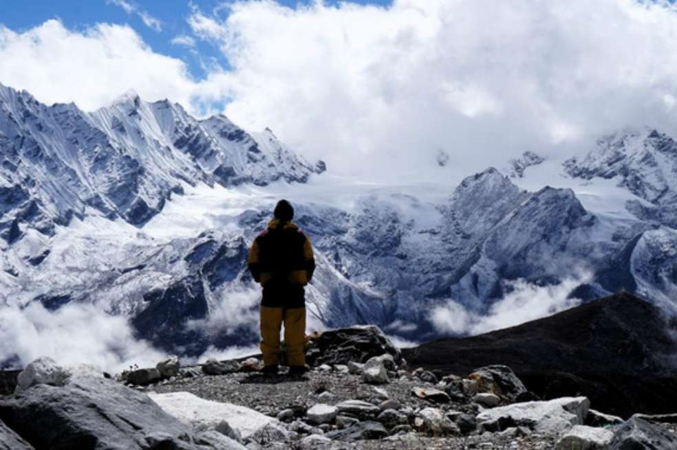Vistas del valle del Himalaya desde el campamento base del glaciar Yala, Nepal. / Joseph Shea